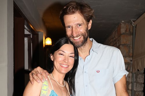 Μάξιμος Μουμούρης: Tο τρυφερό φιλί στη Νάντια Γιαννακοπούλου για τα 22 χρόνια γάμου