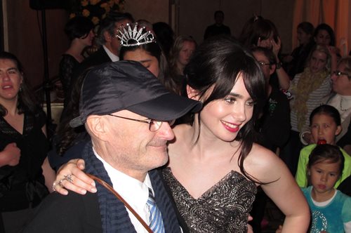 Η Λίλι Κόλινς εύχεται στον μπαμπά της Φιλ Κόλινς για τα 72α γενέθλιά του