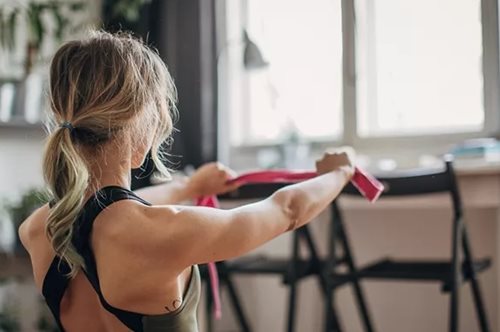 Κυρτοί ώμοι: Οι καλύτερες ασκήσεις για να διορθώσεις τη λάθος στάση σώματος