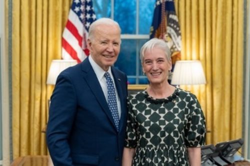 Ποια είναι η 65χρονη ελληνίδα Πρέσβειρα από τα Γρεβενά που συνάντησε τον Τζο Μπάιντεν στον Λευκό Οίκο;