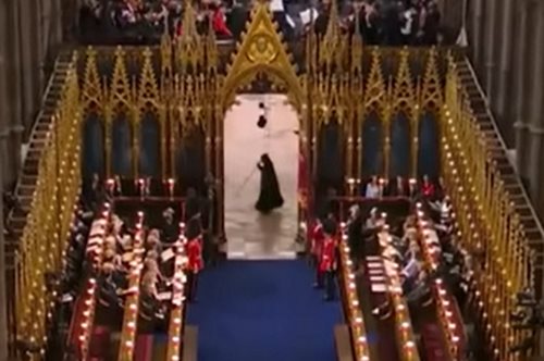 Στέψη Καρόλου: Η μυστηριώδης - μαυροφορεμένη φιγούρα που θύμιζε τον 