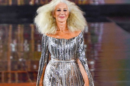 Έλεν Μίρεν: Αγνώριστη αλλά απαστράπτουσα και υπέροχη στην  Εβδομάδα Μόδας του Παρισιού