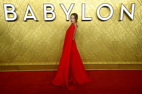 Η εκθαμβωτική εμφάνιση της Μάργκοτ Ρόμπι με κόκκινη τουαλέτα Valentino