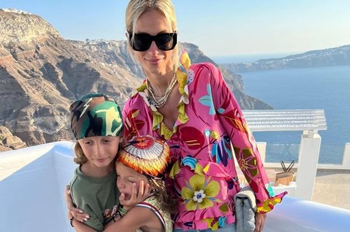 Άννα Βίσση- Σοφία Καρβέλα: Οι οικογενειακές διακοπές στην Αντίπαρο