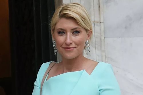 Σία Κοσιώνη: Με total denim σύνολο στη Θεσσαλονίκη - Μαζί της ο γιος της Δήμος