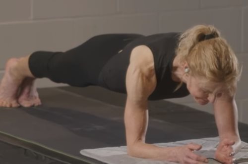 Η 58χρονη σούπερ γιαγιά που 