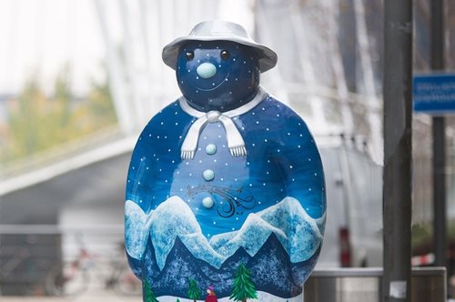 Στο Λονδίνο οι εντυπωσιακοί Χιονάνθρωποι γιορτάζουν τα Χριστούγεννα