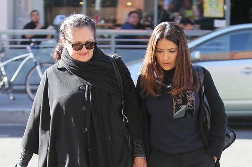 Σάλμα Χάγιεκ: Χορεύει τρυφερά με την μαμά της για τη Γιορτή της Μητέρας