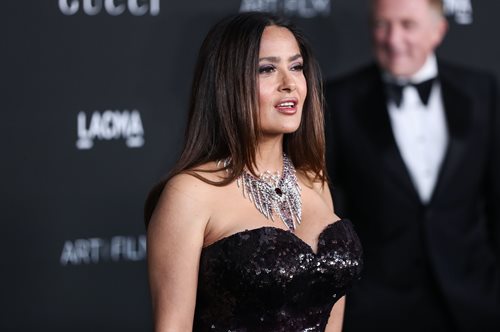 Το κατακόκκινο φόρεμα της Σάλμα Χάγιεκ θυμίζει άλλη εποχή...