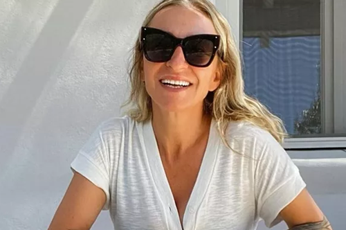 O επίγειος παράδεισος της Ρούλας Ρέβη: Η ατμοσφαιρική γωνιά στον κήπο της στην Τήνο