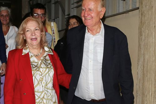 Λία Κασσελάκη: Η κομψή μαμά του Στέφανου Κασσελάκη εμφανίστηκε με κόκκινο σακάκι στις εκλογές