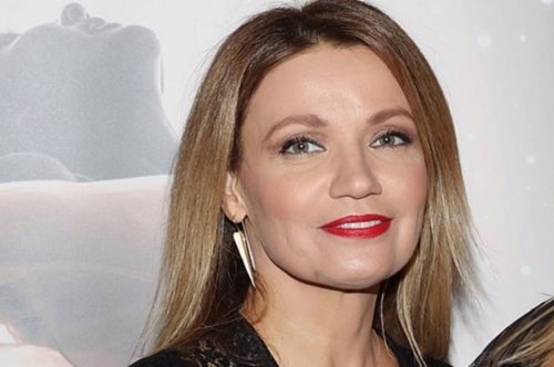 Παναγιώτα Βλαντή: Η σπάνια εμφάνιση με τον σύζυγό της - Το αέρινο κιμονό που συνδύασε με total black