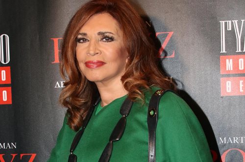 Μιμή Ντενίση: Σε βραδινή έξοδο με τα παπούτσια που είναι η hot τάση και αυτό το καλοκαίρι