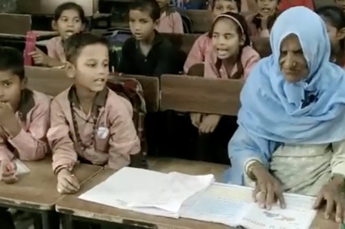 Η δίψα για Παιδεία: 92χρονη γυναίκα αποφασίζει να πάει στο σχολείο και μαθαίνει να γράφει και να διαβάζει