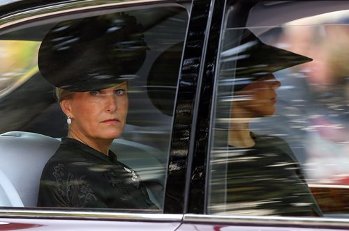 Κόμισσα του Γουέσεξ: Το κρυφό μήνυμα στο μαύρο φόρεμά της προς τιμήν της βασίλισσας Ελισάβετ