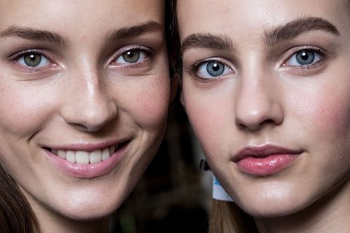 Lip gloss ή lip oil; Τι να διαλέξεις και γιατί