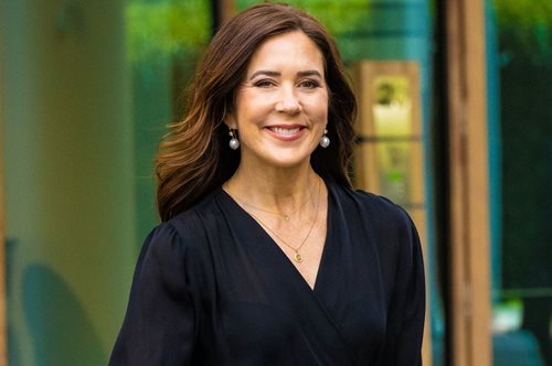 Η βασίλισσα Mary της Δανίας επέλεξε το πιο chic combo με κομμάτια που έχεις σίγουρα στην γκαρνταρόμπα σου