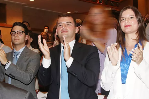 Αλίκη Καραμανλή: Το εφαρμοστό φόρεμα που ανέδειξε τη σιλουέτα της - Η εμφάνιση με τον αδερφό και τη μητέρα της, Νατάσα Παζαΐτη