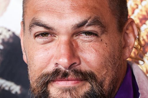 O Jason Momoa στο πλευρό των συμπολιτών του στη Χαβάη, μετά τις φονικές πυρκαγιές