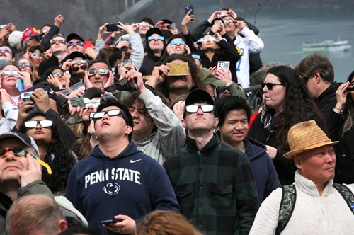 Έκλειψη Ηλίου: 32 εκ. ζευγάρια ματιών στραμμένα προς τον ουρανό!