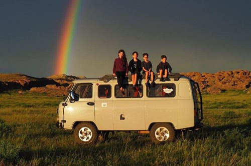 Οικογένεια παρατάει τα πάντα και ταξιδεύει ανά τον κόσμο πριν τυφλωθούν τα τρία παιδιά της