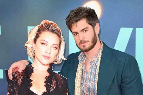 O Andrew Garfield βρήκε έναν ασυνήθιστο τρόπο να συνοδεύσει την Florence Pugh στο κόκκινο χαλί
