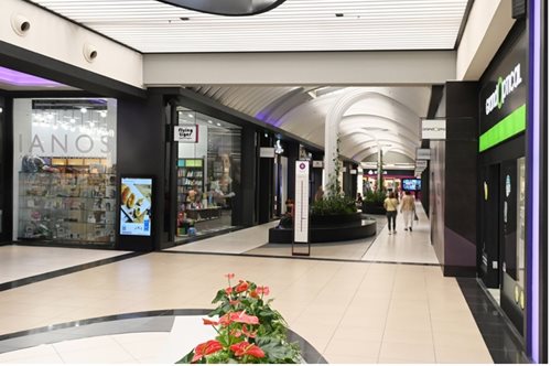 Τα καλύτερα sporty casual looks για τις εκδρομές του Οκτωβρίου