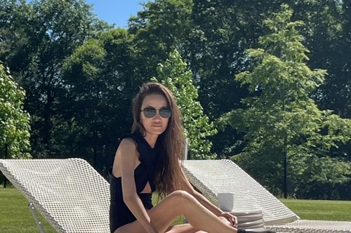 Βέρα Γουόνγκ: Γιορτάζει τα 75α της γενέθλια με ένα χορό δίπλα στην πισίνα