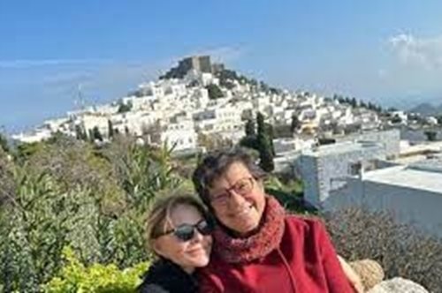 Η Τζένη Μπαλατσινού στην Πάτμο με τη Μαρία Ευθυμίου: Μια ξεχωριστή συνάντηση