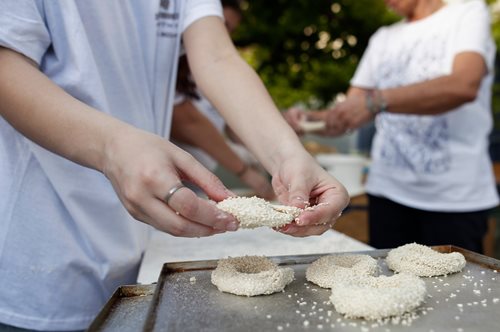 Θεσσαλονίκη: Μαθητές ζύμωσαν ψωμί κι έπλασαν το παραδοσιακό κουλούρι στην αυλή του σχολείου