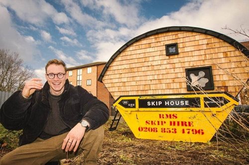 Με (μόλις) 4.500 ευρώ μετέτρεψε έναν κάδο σκουπιδιών σε μοντέρνο σπίτι