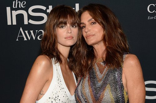 Σίντι Κρόφορντ - Κάια Γκέρμπερ: 'Μαμά και κόρη με απόλυτο mix and match style στο Παρίσι