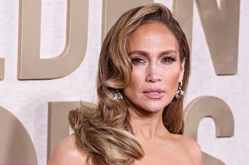 Η Τζένιφερ Λόπεζ υιοθέτησε το πιο κομψό κοντό καρέ κούρεμα