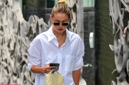 Αυτό το H&M πουκάμισο έγινε ανάρπαστο στο TikTok και ταιριάζει τέλεια με τζιν παντελόνι