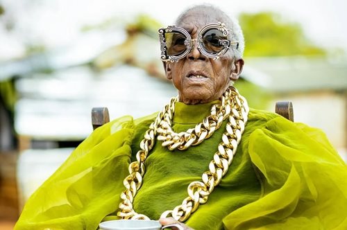 Η 85χρονη γιαγιά από τη Ζάμπια που έγινε 