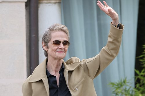 80ο Φεστιβάλ Βενετίας: H 77χρονη Σαρλότ Ράμπλινγκ με Courrèges είναι η ενσάρκωση της φινέτσας