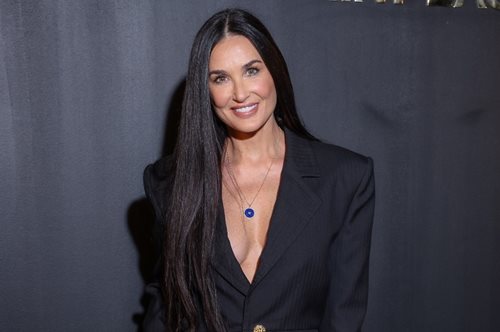 Η Ντέμι Μουρ απολαμβάνει τις διακοπές της στην Ελλάδα μαζί με τον σκύλο της