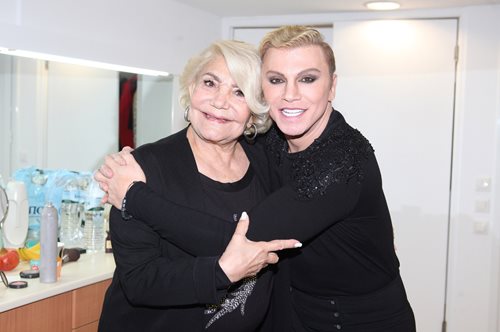 Μαρινέλλα - Τάκης Ζαχαράτος: Xέρι- χέρι στους δρόμους της Αθήνας, λανσάρουν το απόλυτο street style