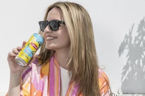 Lipton Ice Tea Sparkling Zero Sugar: Αυτό είναι το ρόφημα που θα μεταμορφώσει το afternoon snacking σε μία απολαυστική ιεροτελεστία