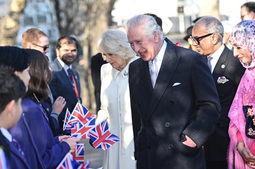 Ο βασιλιάς Κάρολος έπαθε αυτό που φοβόμαστε όλοι όταν πρέπει ξαφνικά να βγάλουμε τα παπούτσια μας