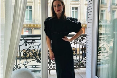 Σάνα Μαρίν: Η εντυπωσιακή εμφάνιση στην Paris Fashion Week