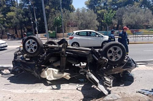 Ραφήνα: 88χρονη πέρασε με κόκκινο και διέλυσε δύο αυτοκίνητα |Νεκρός υποπλοίαρχος, χαροπαλεύει 29χρονος ναύτης