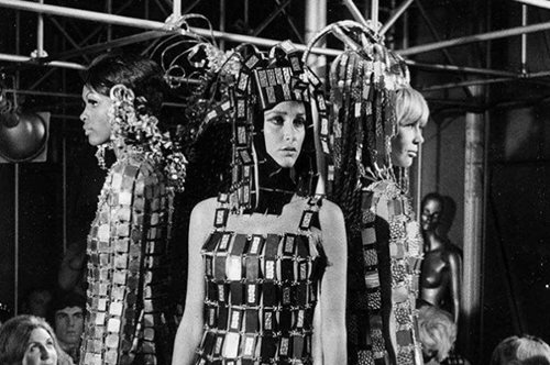 Paco Rabanne: To 1996 μπορούσες να φτιάξεις μόνη σου στο σπίτι το εμβληματικό Disk Dress του 1966