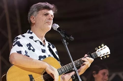 Ο Φοίβος Δεληβοριάς σε μία σπάνια, καλοκαιρινή φωτογραφία με την κόρη του Ιόλη