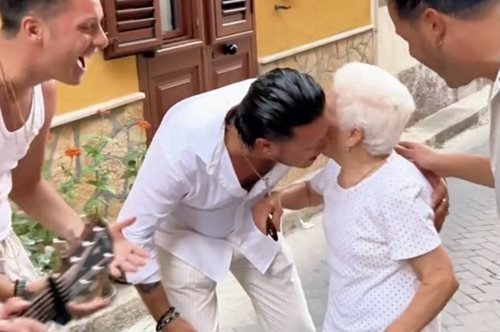 Συγκρότημα Ιταλών τραγουδούν στη 85χρονη γειτόνισσά τους το θρυλικό Ti amo