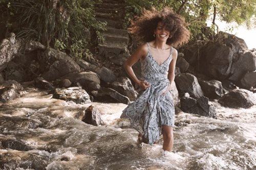 #SummerFavorites: Το κομψό midi φόρεμα που μπήκε απευθείας στην καλοκαιρινή wishlist μας