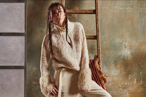 #SeasonFavorites: Το πουλόβερ που θα σε κρατήσει cozy και πολύ κομψή στη χαμηλή θερμοκρασία