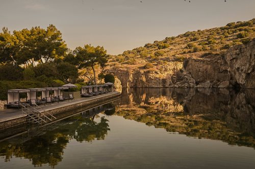 LAKE VOULIAGMENI x ZEUS + ΔIONE | Μια στρατηγική σύµπραξη με φόντο την Αθηναϊκή Ριβιέρα