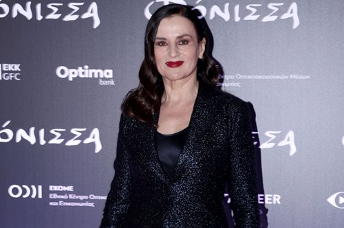 Η Καρυοφυλλιά Καραμπέτη με ένα sequin κοστούμι στην πρεμιέρα της ταινίας 