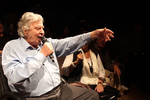 Η ζωή του Μίκη Θεοδωράκη σύντομα στη μεγάλη οθόνη - Ποιος θα τον υποδυθεί;